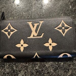 🔥🔥🔥 PRICE DROP‼️Louis Black and Ivory Wallet🔥🔥🔥Current and Gorgeous